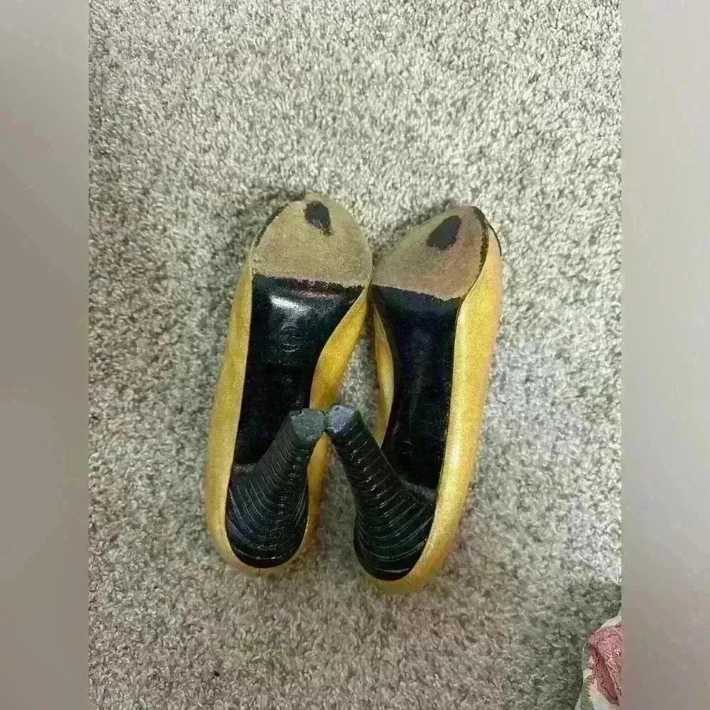 CHANEL Two-Tone Yellow and Black Heels - Picture 12 of 15